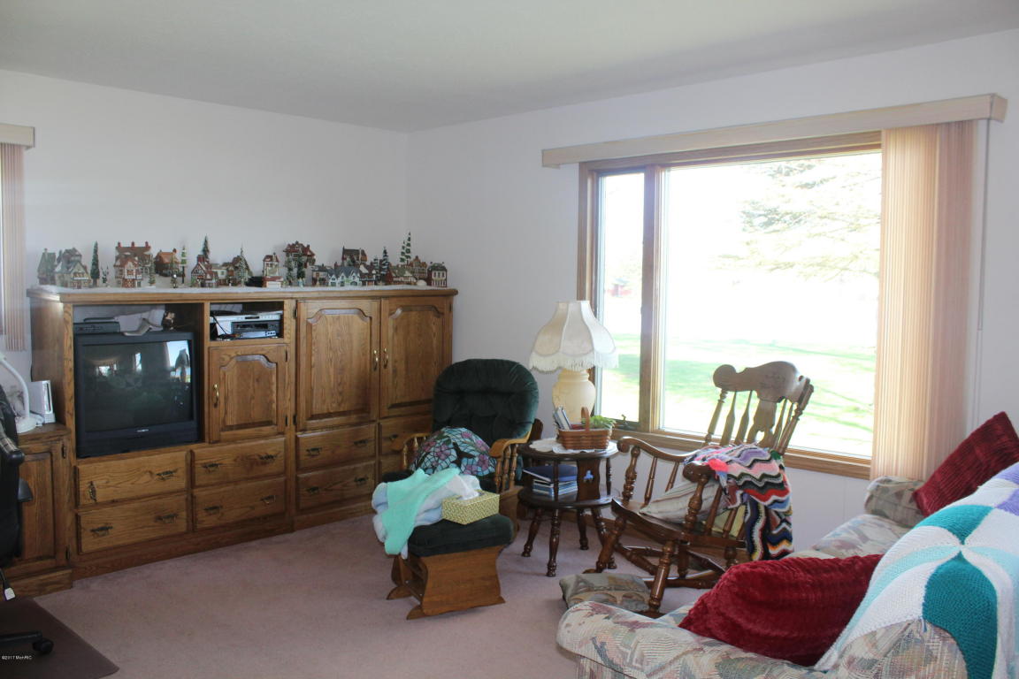 5609 Lake Dr, Crystal, MI 48818 photo 7