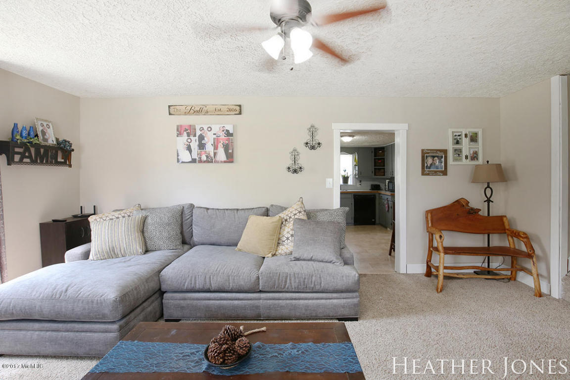 621 James St, Belding, MI 48809 photo 4
