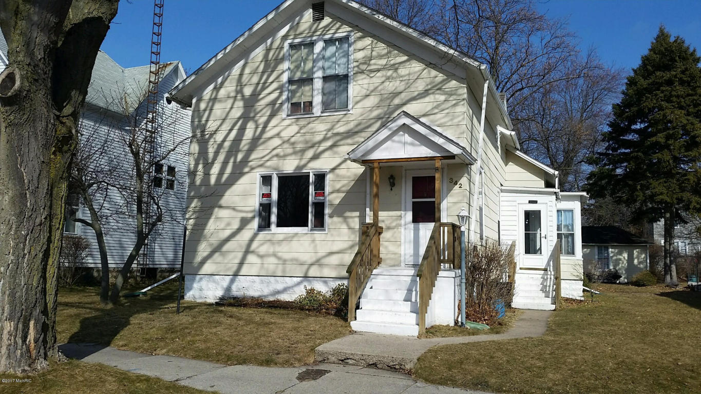 342 Third St, Manistee, MI 49660 photo 1