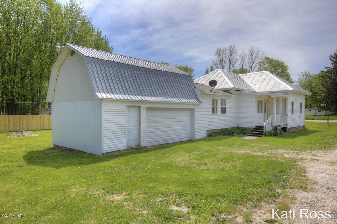4010 Grow NW, Stanton, MI 48888 photo 2