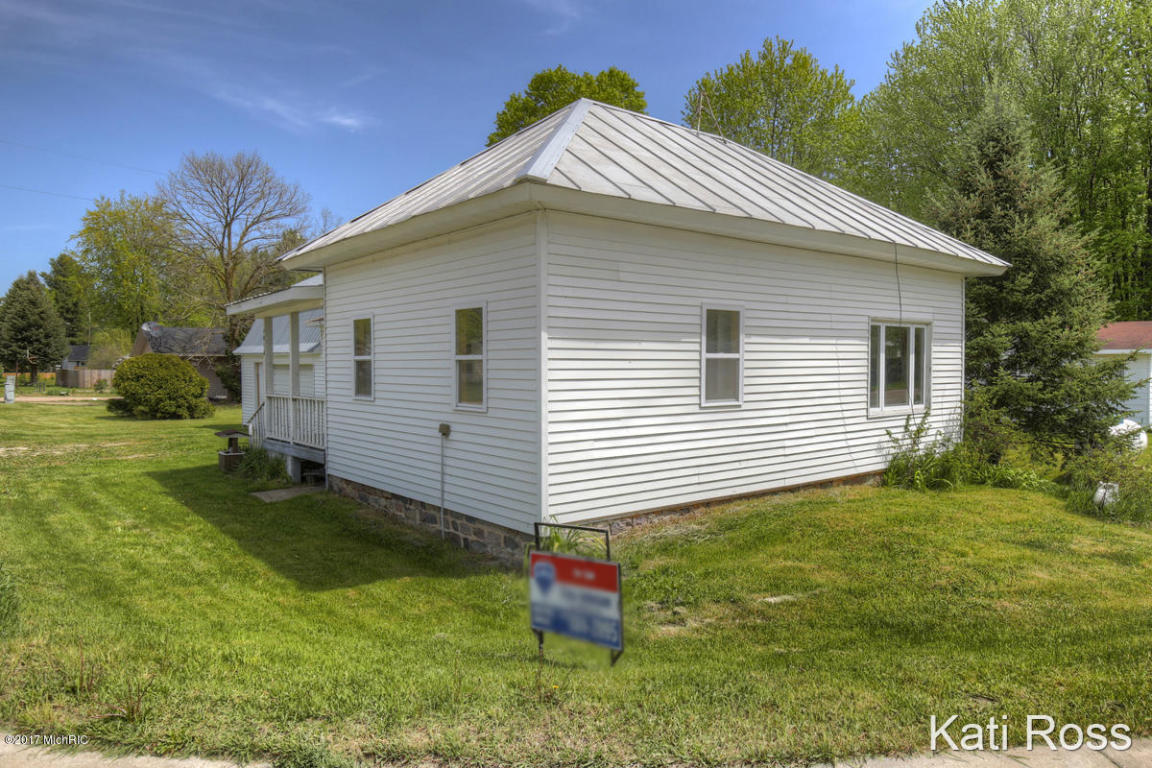 4010 Grow NW, Stanton, MI 48888 photo 3