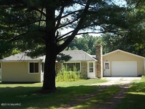 1546 E James St, White Cloud, MI 49349 photo 1