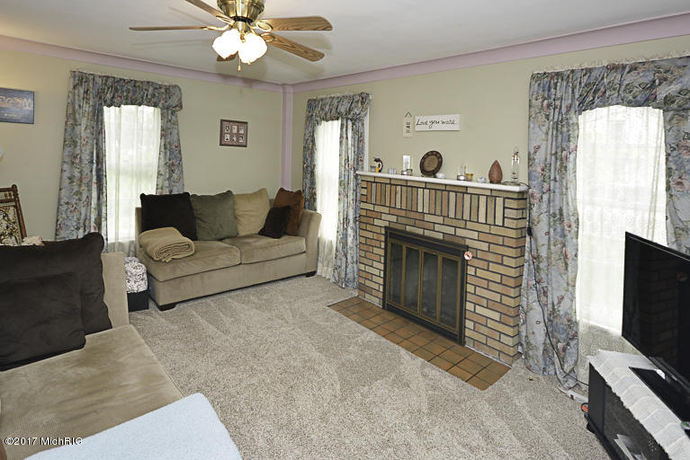 412 N Augusta Dr, Augusta, MI 49012 photo 2