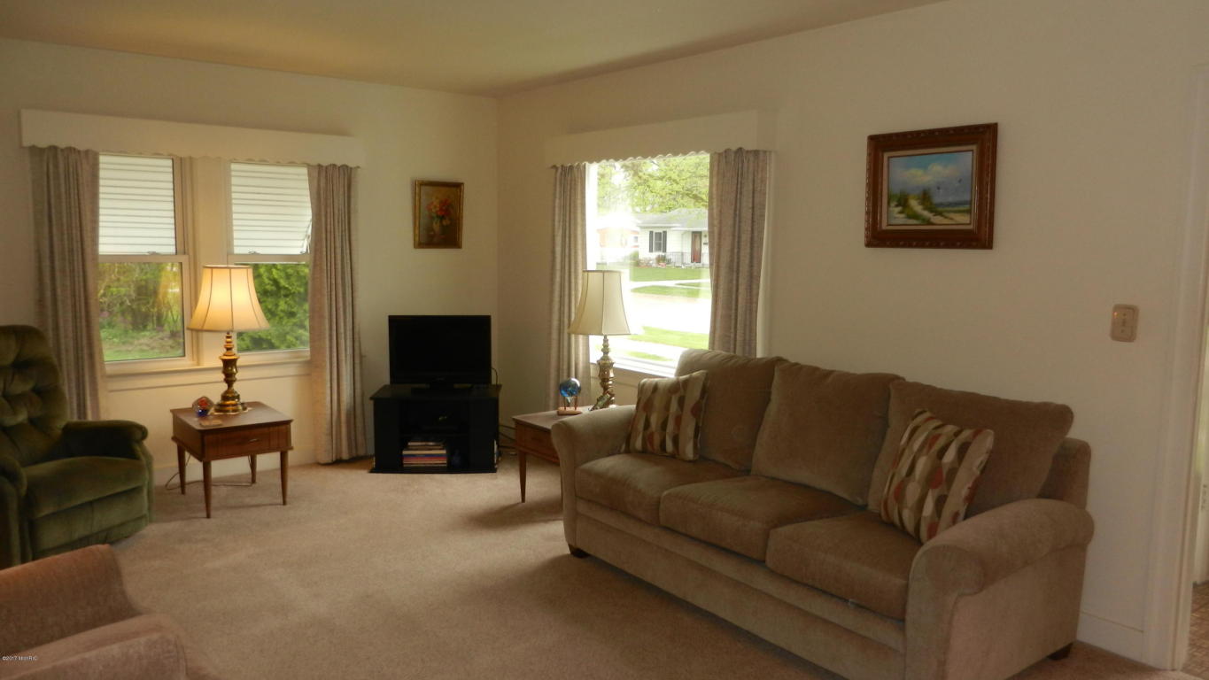 320 Wallace Ave, St. Joseph, MI 49085 photo 4