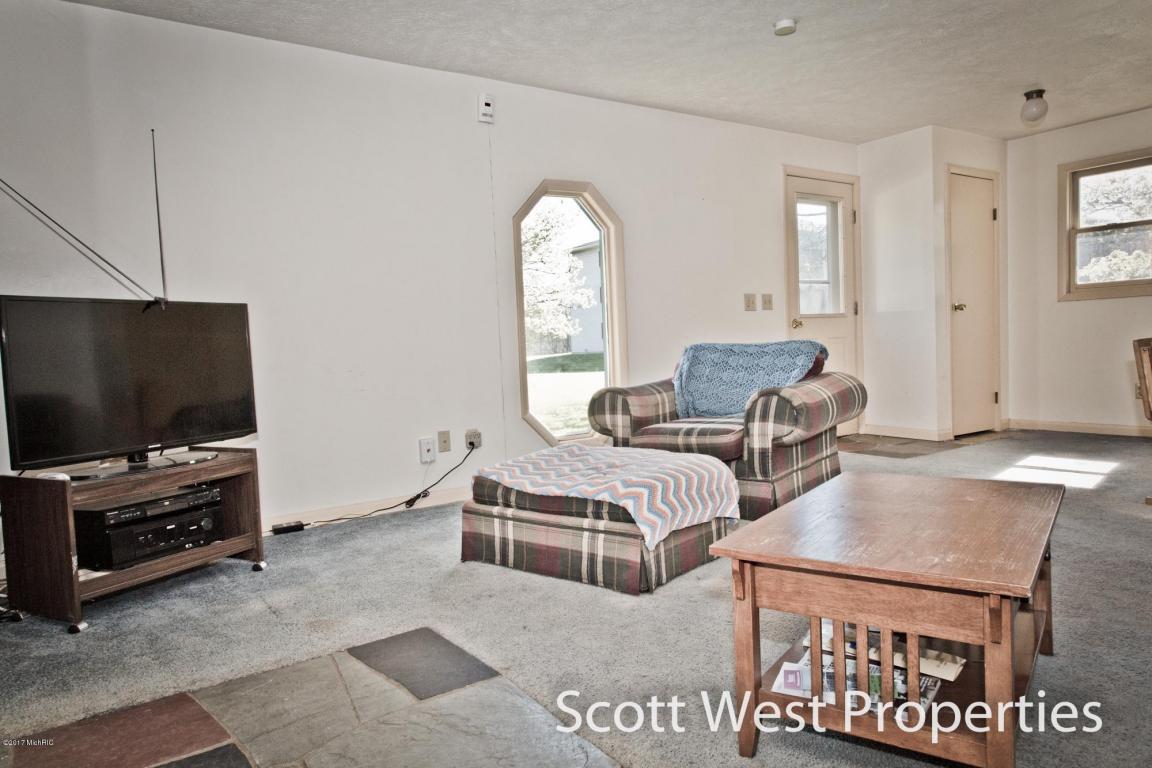 976 Bowes St SE, Lowell, MI 49331 photo 5