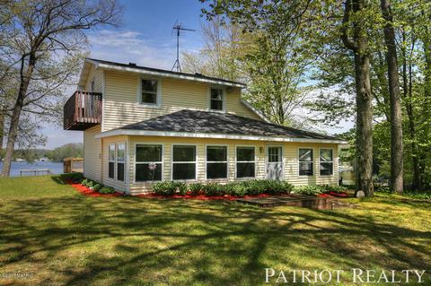 555 W Willard St, White Cloud, MI 49349 photo 1