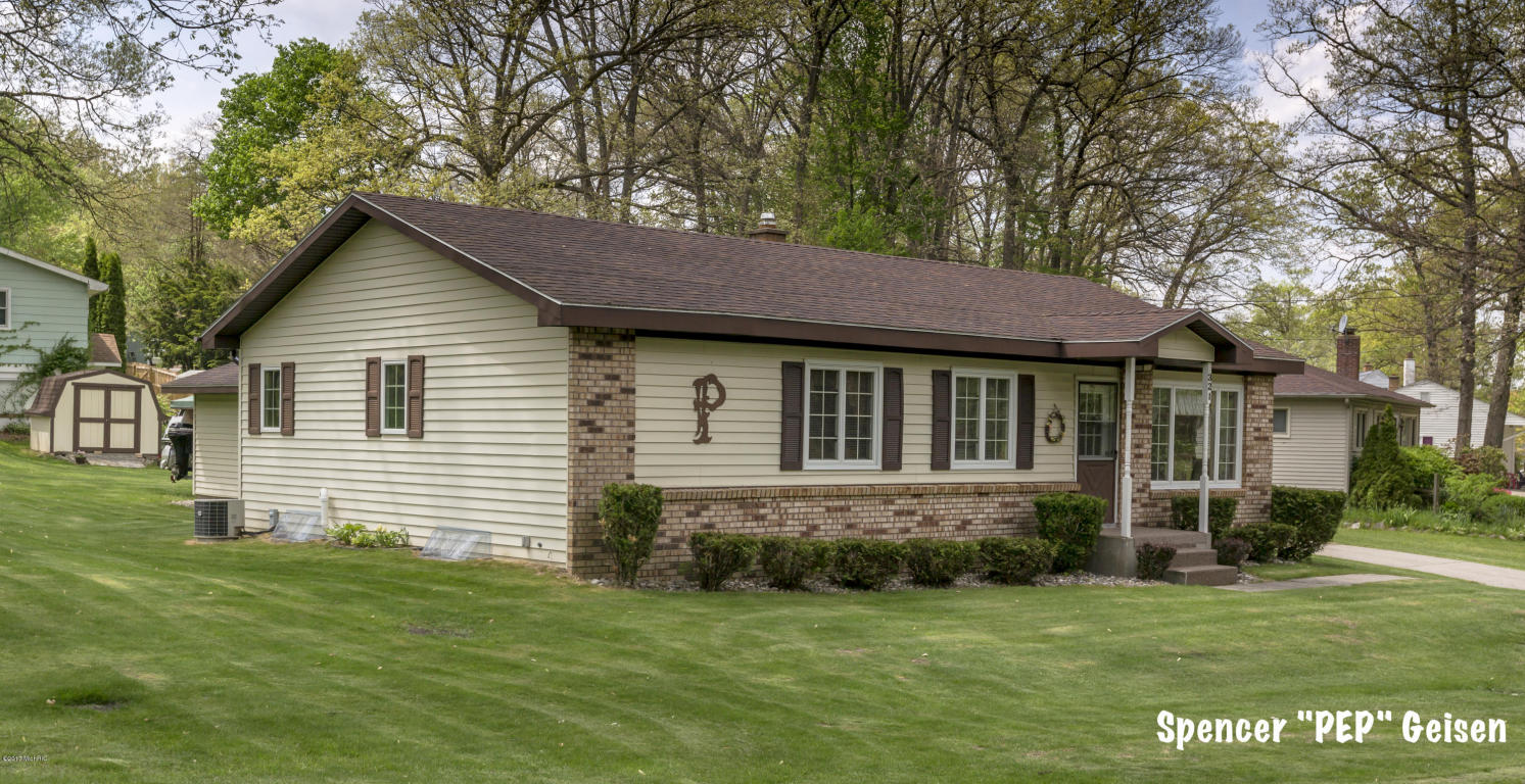 321 Floral Dr, Belding, MI 48809 photo 2