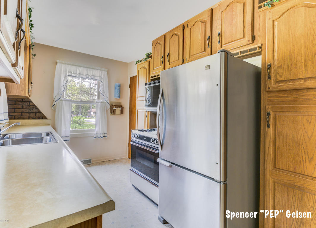 321 Floral Dr, Belding, MI 48809 photo 8