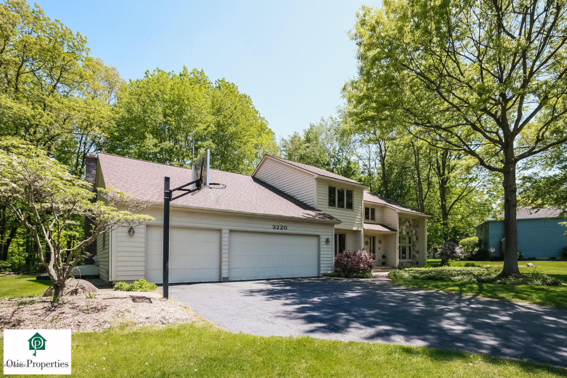3220 Buckhaven Dr SE, Ada, MI 49301 photo 2