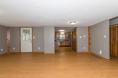 612 E Grn, Marshall, MI 49068 photo 4