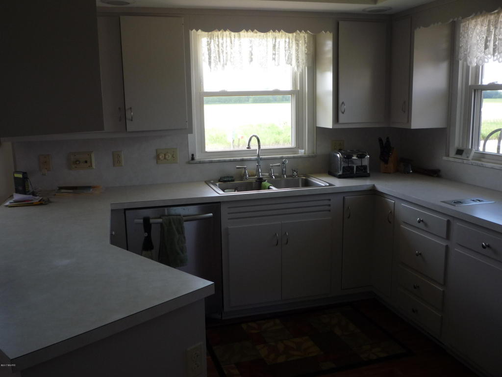 854 Dewsenberry Rd, Bronson, MI 49028 photo 3