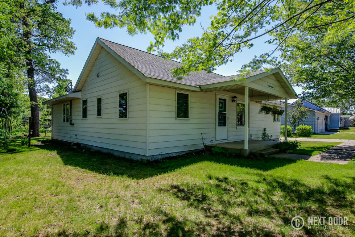 1362 E Pine Hill Ave, White Cloud, MI 49349 photo 1