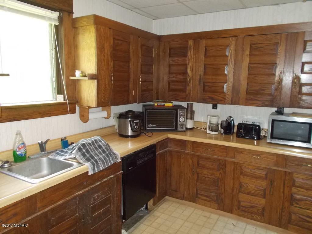 116 W Cherry St, Reading, MI 49274 photo 2