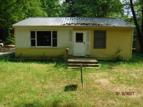 6876 Maple St, Newaygo, MI 49337 photo 2