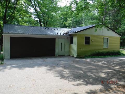 6876 Maple St, Newaygo, MI 49337 photo 1
