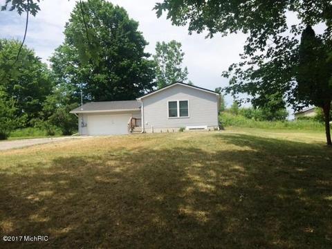 124 W Maple St, Muir, MI 48860 photo 1