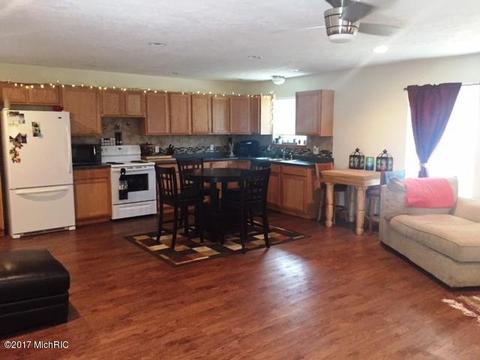 124 W Maple St, Muir, MI 48860 photo 2