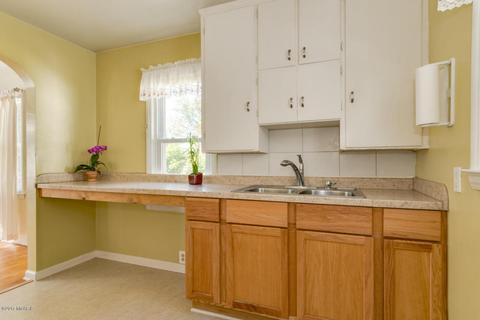 423 Keyes Dr, Parchment, MI 49004 photo 2