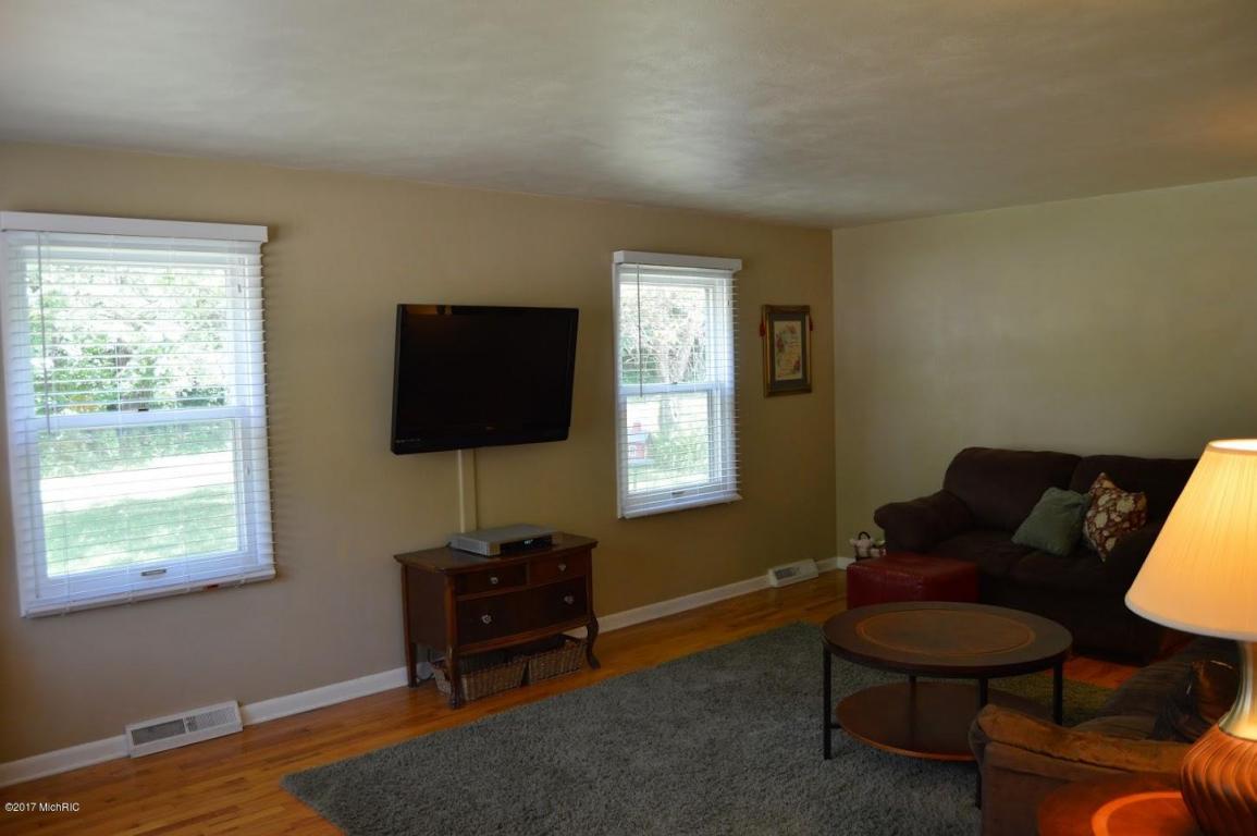 724 N North Dr E, Marshall, MI 49068 photo 4