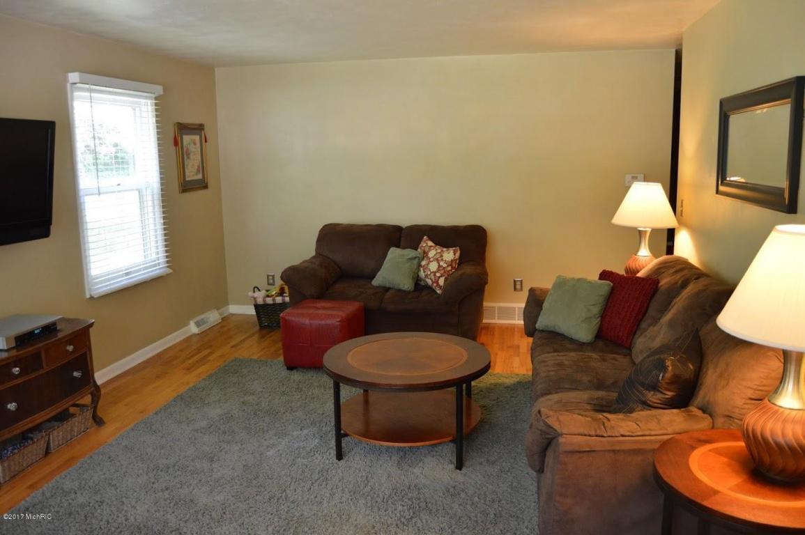 724 N North Dr E, Marshall, MI 49068 photo 3