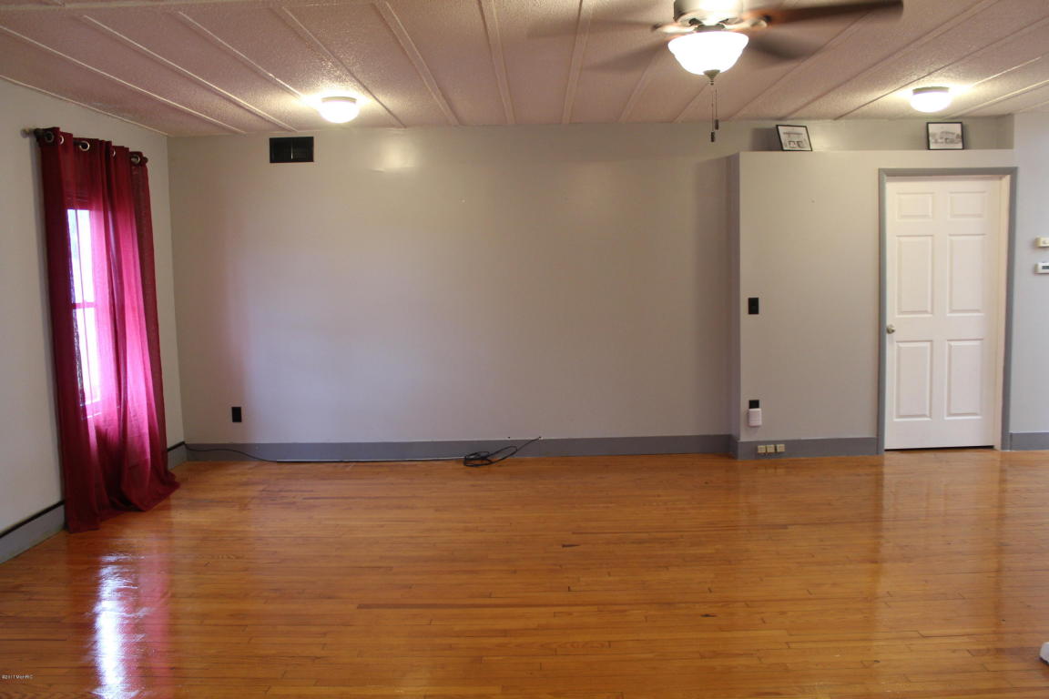 114 W Park St, Crystal, MI 48818 photo 8