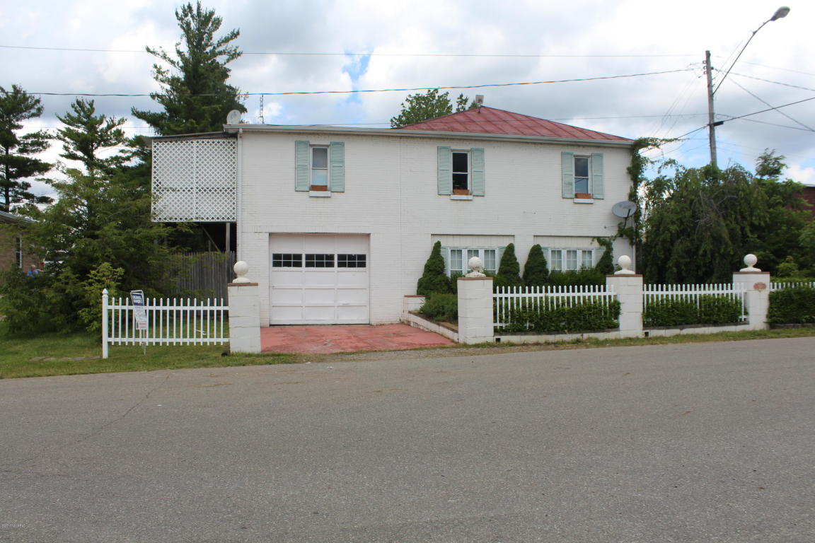 114 W Park St, Crystal, MI 48818 photo 2