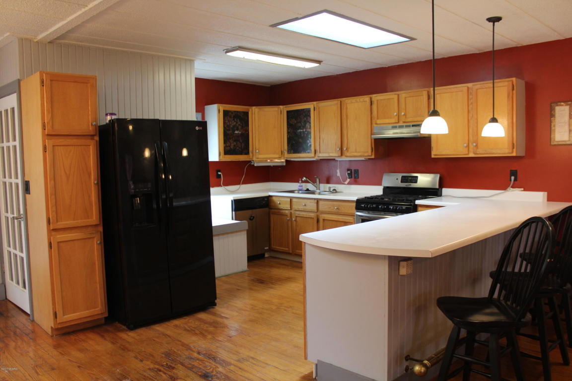 114 W Park St, Crystal, MI 48818 photo 9