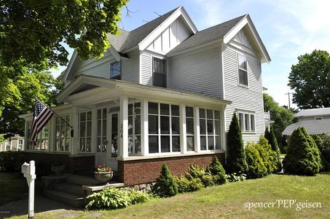 204 Hanover St, Belding, MI 48809 photo 3