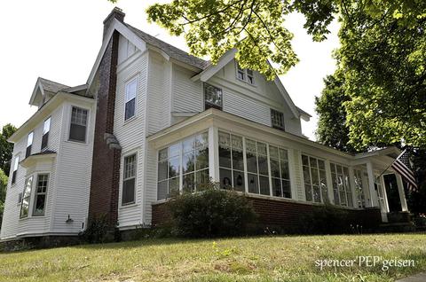 204 Hanover St, Belding, MI 48809 photo 2