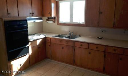 318 Peach St, Whitehall, MI 49461 photo 5