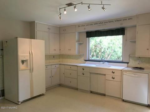 322 E Spruce, Marshall, MI 49068 photo 3