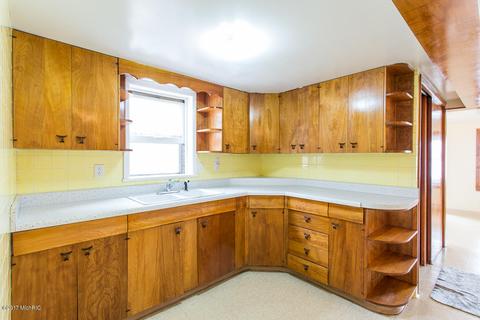 129 Highland Dr, Jackson, MI 49201 photo 2