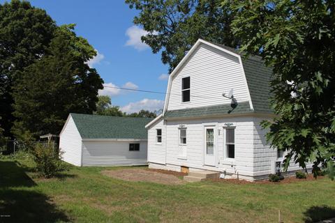 121 E Isabelle St, Belding, MI 48809 photo 2
