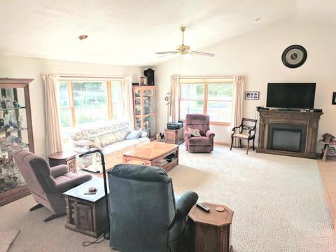 911 Grindle, Lowell, MI 49331 photo 2