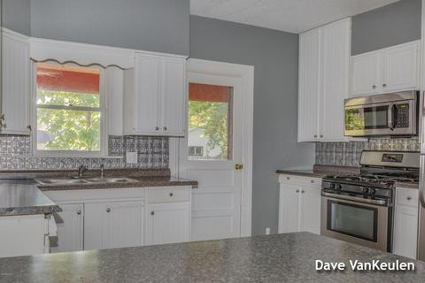604 E Main St, Lowell, MI 49331 photo 4