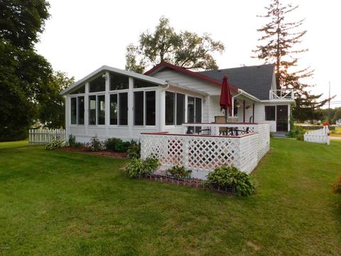 515 N 10th St, Plainwell, MI 49080 photo 4