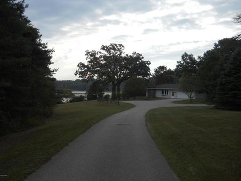 8732 Godfrey St, Belding, MI 48809 photo 3