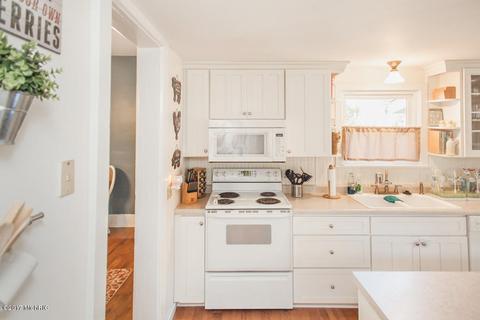 739 E Mansion, Marshall, MI 49068 photo 8