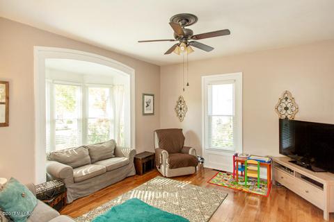 739 E Mansion, Marshall, MI 49068 photo 4