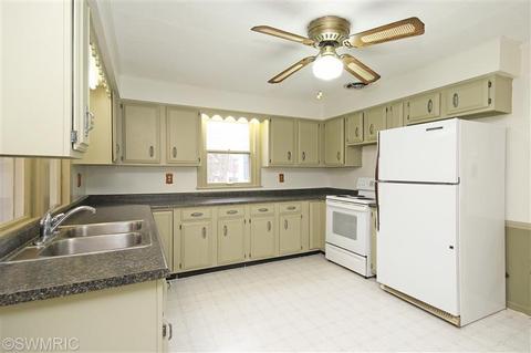901 E Augusta Dr, Augusta, MI 49012 photo 4