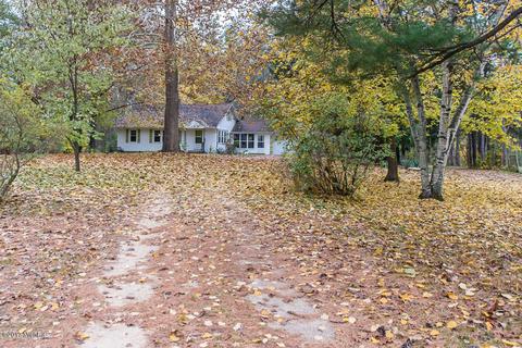 348 13th St, Plainwell, MI 49080 photo 2
