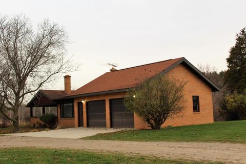 579 E Parmeter Rd, Ionia, MI 48846 photo 2