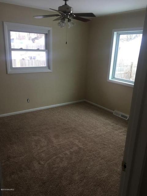 915 Bennett St, Jackson, MI 49202 photo 8