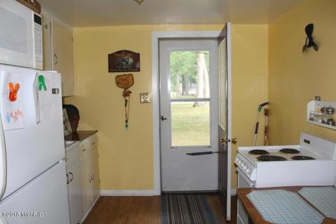 906 Woodruff, Stanton, MI 48888 photo 5