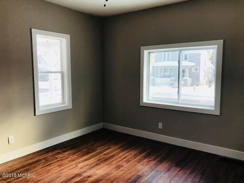 304 Third St, Manistee, MI 49660 photo 4