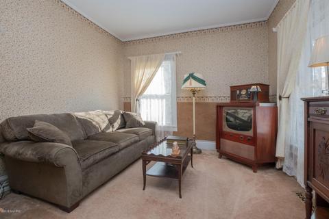 209 E Grant St, Plainwell, MI 49080 photo 3
