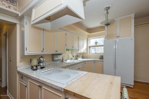 209 E Grant St, Plainwell, MI 49080 photo 10