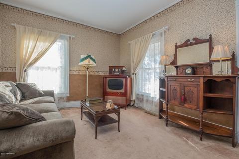 209 E Grant St, Plainwell, MI 49080 photo 4