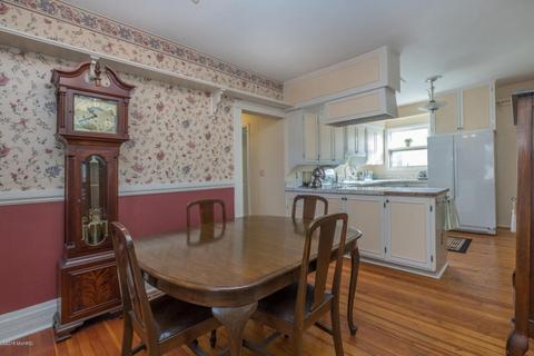 209 E Grant St, Plainwell, MI 49080 photo 7