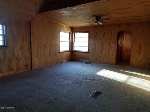 519 E Gilson St, Edmore, MI 48829 photo 5